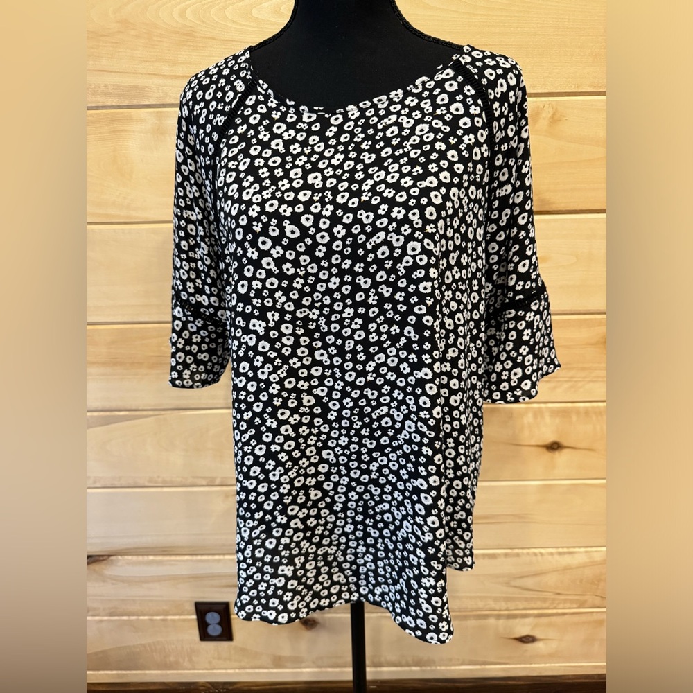 LOFT - black white floral flowy lightweight blouse, size Large